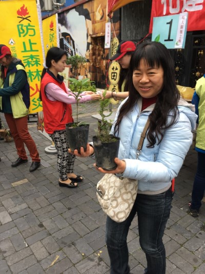 民眾兌換到胡椒木及桂花十分開心