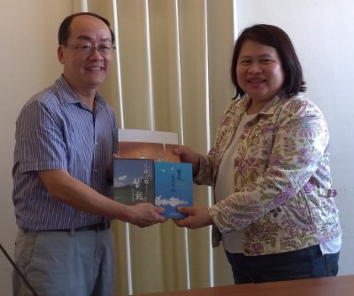 張岱處長贈送鰲鼓濕地森林園區相關資料供泰國相關人員參考與學習