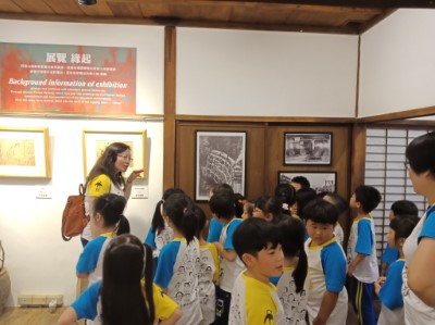 嘉大附小幼兒園認真聆聽導覽