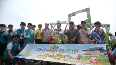 黃偉哲市長率各界一起參與植樹