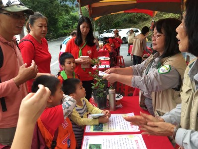 完成闖關者可獲得餐盒及樹苗