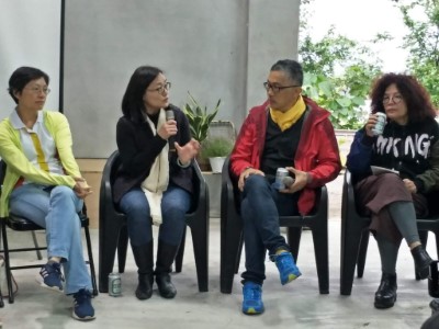 火堆論壇-港口部落場次，由當代藝術館潘小雪館長、獨立策展人徐文瑞、花蓮林區管理處楊瑞芬處長、東管處林維玲處長等人對談(由右而左)
