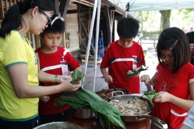 「ㄚ嬤的鹹草」在羅東自然教育中心跟著ㄚ嬤學包水生植物粽！