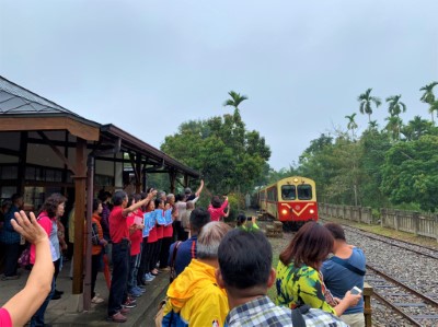 歷史性的一刻-列車停靠鹿麻產車站