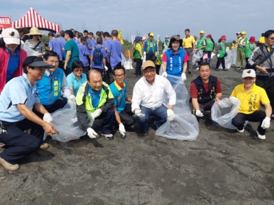 2019世界地球日「與野共生」，宜蘭壯圍植樹淨灘活動，彎腰拾廢守護海洋生物