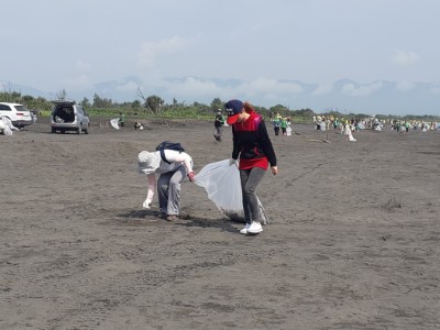 2019世界地球日「與野共生」，宜蘭壯圍植樹淨灘活動，彎腰拾廢守護海洋生物