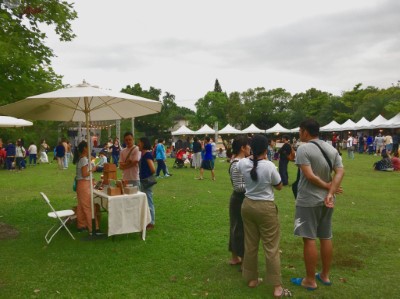 8組在地歌手輪番上陣演唱，草地、音樂及食物讓民眾享受一個悠閒的週末時光