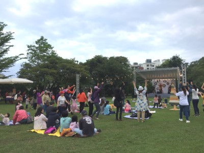原民歌手莫言唱歌帶動氣氛，民眾熱情參與