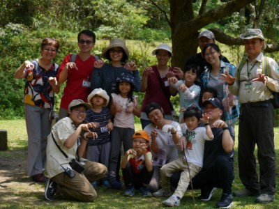 說明---走完步道、聽完穿山甲解說，學員們開心地合影為這次活動畫下完美句點