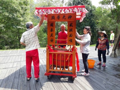 林田山媽祖遶境_居民為媽祖遶境活動事先清理神轎2
