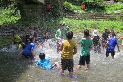說明：營隊最後一天透過親水玩樂，讓孩子們留下在雙流的美好回憶！