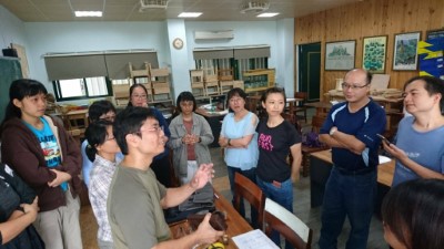 花農森林科主任謝仁壽向木工技能培訓班學員介紹木工基本工具