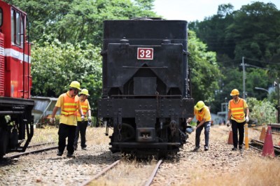 技術人員亦步亦趨緊盯不捨，加潤滑油並確認車軸正常轉動