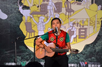 入圍多項金曲獎的排灣族創作歌手戴曉君自彈自唱的悠揚歌聲開場