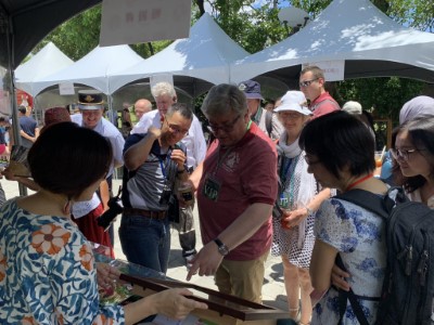 林鐵姊妹鐵道國際貴賓對森日市集攤位深感興趣