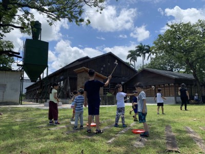 民眾開心的在製材所園區參加吹泡泡活動