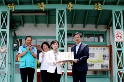 文化部長授證給林鐵管理單位林務局