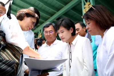 黃妙修處長向部長解說竹崎站的特色