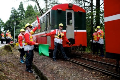 事故列車復軌完成與搶修列車連結
