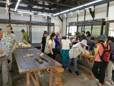 林田山木雕二館_遊客DIY木作體驗盛況