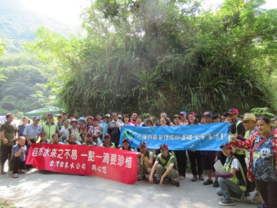 1080727砂婆礑淨溪活動參與人員合照（花蓮林管處處長楊瑞芬、水源村村長洪明輝、台灣自來水公司第九區管理處、砂婆礑溪晨泳志工及當地居民等）