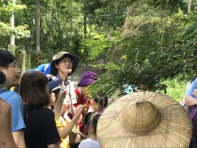 圖說---生態講師以文學走讀的方式帶領親子們瀏覽雙溪樹木園生態美景
