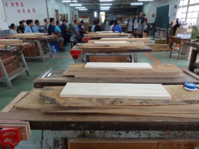 假日木工學校初階班結業了，學員們抱著立燈成品笑開懷！