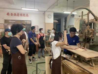 假日木工學校初階班結業了，學員們抱著立燈成品笑開懷！