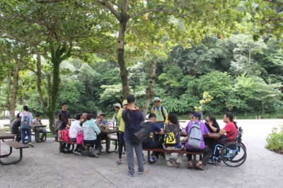 圖5無障礙野餐桌椅提供輪椅族及一般遊客共同使用的野餐空間