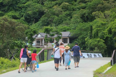 圖8雙流橋無障礙斜坡、護欄設置動植物造形及水資源意象，營造活潑教育場域氛圍