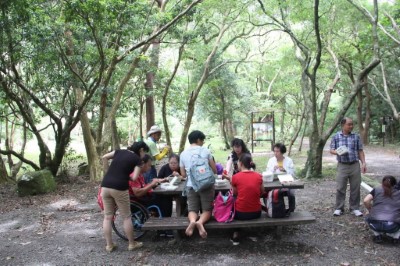 圖9在森林教室裡享用美味的社區風味餐