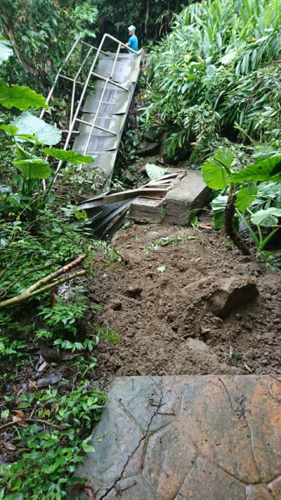 獨立山步道便橋遭落石擊毀