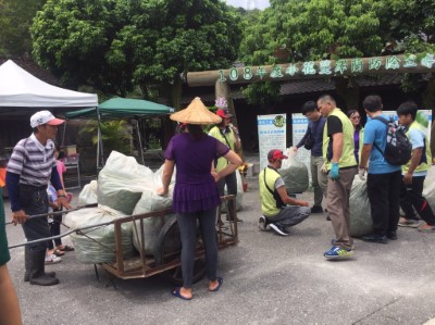 民眾拔除蔓澤蘭秤重兌換代幣
