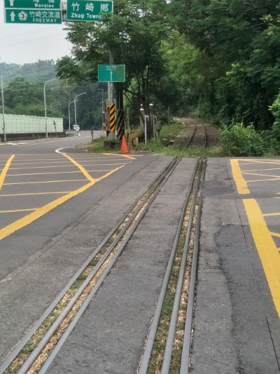林森東路（崎頂）平交道瀝青路面破損照片