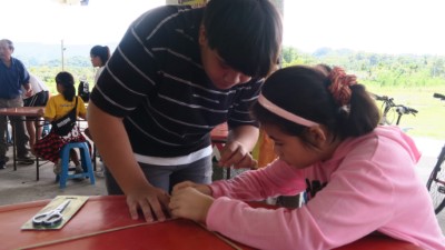 Honeyview_大朋友帶小朋友繫上繩子