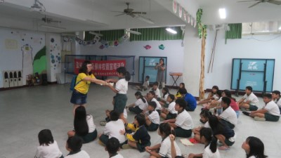 工作站同仁頒發獎品給答對題目的小朋友