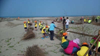 大人、小孩齊為海岸盡一份心力
