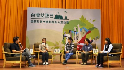 主持人蔡詩萍與汪秀琴、吳佩芬、柯雅韻、柳怡如(左至右)與談分享