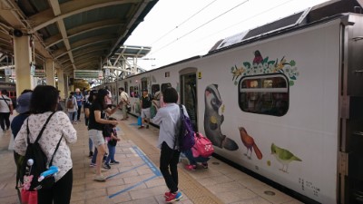 民眾爭相與里山動物列車拍照