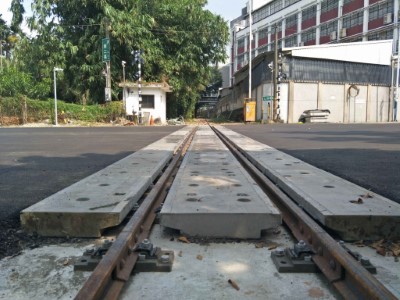 預鑄平交道板（取代原橡膠墊及瀝青路面）增加路面耐久性及減少噪音