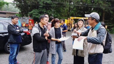 司法事務官與占用人兒子說明拆除情事
