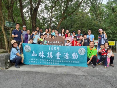 4.圖說---參加屏東林區管理處山林講堂活動的學員們開心合影