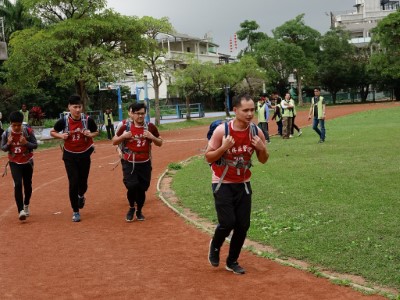 術科測驗項目：負重20公斤背包於9分30秒內完成1000公尺 