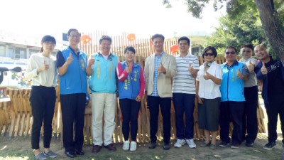 林務局、台灣義築協會代表、卑南國小校長及與會貴賓在木構平台前合影