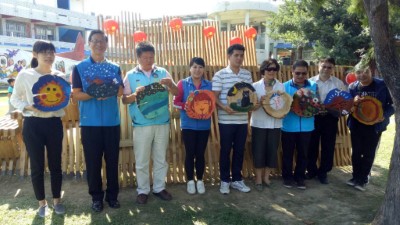 孩子們將香杉手繪板遞給與會貴賓，將由貴賓將手繪木板親手掛在平台上