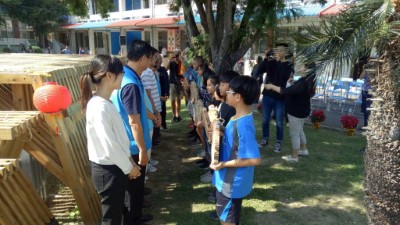 孩子們將香杉手繪板遞給與會貴賓，將由貴賓將手繪木板親手掛在平台上