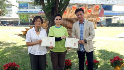 校方致贈感謝狀給林務局李建霖科長及林盈秀技士
