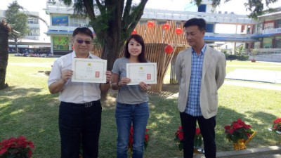 校方致贈感謝狀給林務局李建霖科長及林盈秀技士