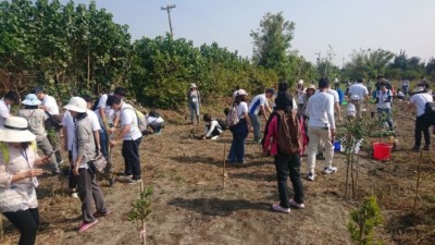 現場逾百位台灣安斯泰員工及家屬志工一起親手植下百株台灣原生植物