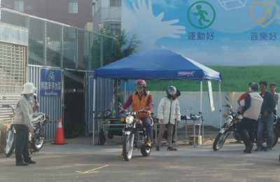 考試項目：穿山之策，騎打檔車